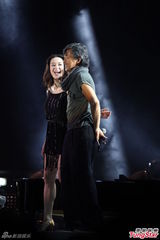 组图：林子祥香港个唱父子档 林德信弹琴助唱