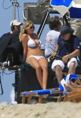 阿普顿比基尼豪放抖奶 迪亚兹衬衫蔽体羞比美