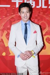 组图：立威廉白色西装亮相大影节 笑容阳光