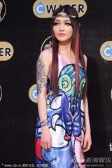 组图：范晓萱长裙亮相金曲奖 红地毯大秀纹身