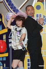 组图：周家蔚出席活动穿平底鞋宣布怀孕三月