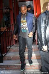 组图：卡戴珊火速搭上坎耶韦斯特 结伴逛街被拍