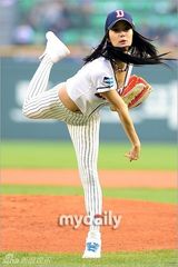 组图：韩国女艺人Clara担任棒球比赛开球嘉宾