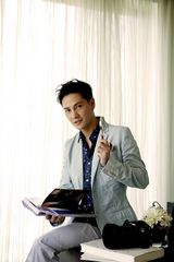 图：丁子峻拍时尚大片 尽显成熟花漾美男风范