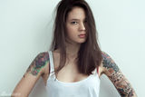 组图：俄罗斯个性美女纹身摄影师性感写真