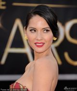 组图：奥利维亚-穆恩大红刺绣礼服显东方韵味