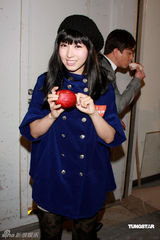 高清图：《女人最痛》开镜拜神 米雪献屏幕初吻