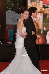 组图：AngelaBaby洁白长裙现身尽显青春魅力