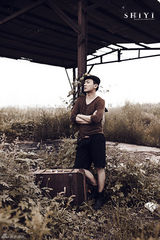 组图：曹炳琨帅气荒野写真 彰显硬汉魅力