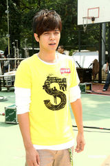 幻灯图：罗志祥代言大秀舞技 自创舞步受青睐