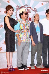 组图：天心黑色深V礼服性感出席记者会