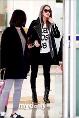 组图：少女时代早安少女同机抵韩 机场拼人气