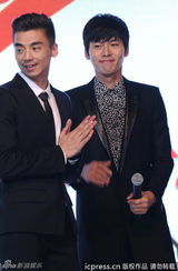 组图：韩星玄彬现身上海活动遭粉丝热情熊抱