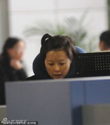 组图：袁莉携洋老公现身机场 素颜扎辫身材发福