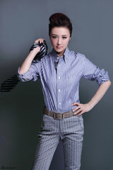 组图：李依晓再尝中性风 双面的我才真实