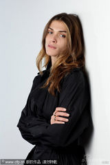 幻灯图：超模伊莉莎柏林拍写真 展现优雅知性一面