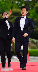 组图：金烔完深蓝西装绅士亮相 展现暖男气质