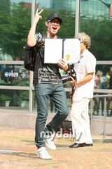 组图：SJ金希澈退役获表彰 表情开心抛飞吻