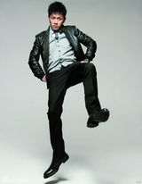 组图：潘粤明型男示人 霸气外露受追捧