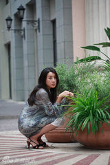 组图：王雅捷最新街拍秀最炫民族风