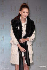 组图：周杰伦绯闻女友昆凌一改甜美变性感酷妹