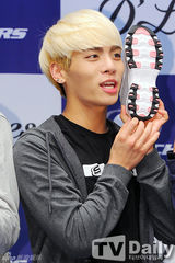 组图：SHINee办签名会 卫衣牛仔裤展大学生时尚