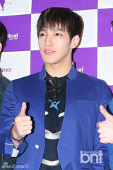 组图：2PM携代言品牌办签名会 尼坤呆萌亮相