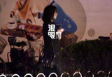 组图：周冬雨深夜外出吃饭 路边等车玩手机卖萌