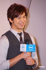 组图：陈柏霖视频聊天维系感情 工作中过白色情人节