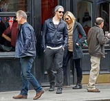 高清图：克里斯-海姆斯沃斯现身伦敦 吐舌表情多