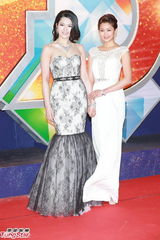 组图：苟芸慧别致纱裙亮相TVB颁奖红毯晒美胸