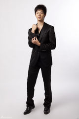 组图：赵文浩拍绅士写真 黑色西装展全新自我