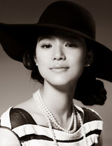 组图：周韵全新质感写真 尽显法式复古怀旧韵味