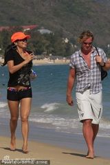 组图：韦唯穿比基尼火辣依旧 与绯闻男友海边慢跑