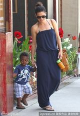 组图：桑德拉-布洛克带养子购物 小家伙害羞躲街角