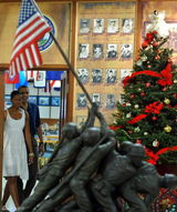 高清组图：奥巴马夏威夷过圣诞 夫妻着装亲民受欢迎