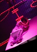 组图：李宇春大跳性感肚皮舞 歌迷微博大屏幕示爱