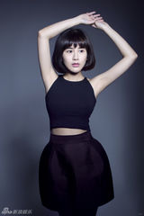 组图：夏梓桐别样清新写真 短发短裙清爽淡雅