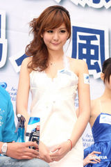 幻灯图集：安心亚清爽亮相 为男粉丝送洗发服务