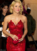 组图：夏奇拉抹胸红裙亮相颁奖礼遭贝利强吻