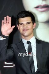 幻灯图：《暮光之城3:月食》韩国红毯 7月上映