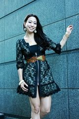 组图：吴辰君蕾丝写真秀美腿 时尚淑女也性感