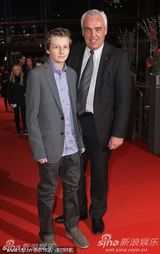 《我最好的敌人》首映 斯特劳斯玩黑白配展风情