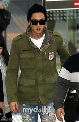 组图：李敏镐现身首尔机场剪烂裤子露膝盖