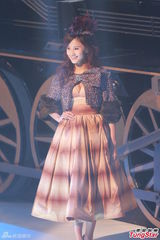 组图：港姐欧式复古礼服亮相 急智环节各显神通