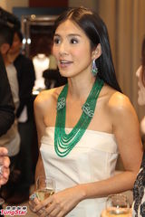 组图：杨采妮投资珠宝增值 高以翔期待能合作