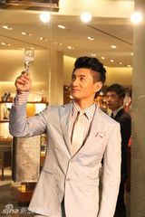 组图：吴奇隆助阵时尚活动高贵帅气