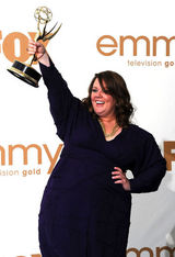 组图：艾美奖后台 梅丽莎-麦卡西开心亲吻奖杯