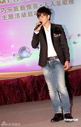 幻灯图：张韶涵携手罗志祥代言 默契合影似情侣