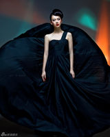 高清组图：戚薇圣诞大片曝光 黑色花朵温暖绽放